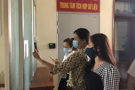 Cán bộ Trung tâm Công nghệ thông tin và truyền thông Bắc Kạn thực hiện quét mã QR trước khi vào làm việc. 