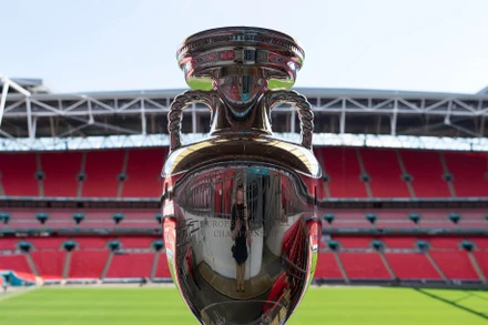 Chiếc cup EURO danh giá chờ đợi chủ nhân tiếp theo. (Ảnh: UEFA)