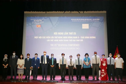 Các đại biểu dự lễ khai mạc Hội nghị. 