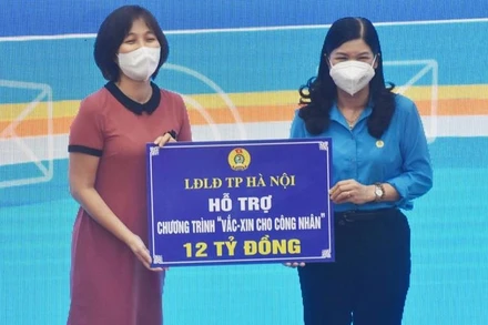 LĐLĐ TP Hà Nội trao 12 tỷ đồng tới Quỹ vaccine cho công nhân
