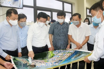 Đoàn công tác của Ban Đối ngoại Trung ương và Bộ Công thương đi khảo sát hoạt động XNK tại Khu kinh tế cửa khẩu Móng Cái.