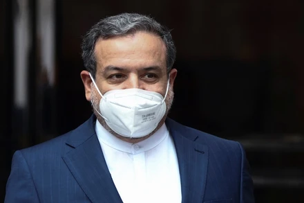 Thứ trưởng Ngoại giao Iran Abbas Araghchi sau cuộc họp của Ủy ban chung giám sát JCPOA, tại Vienna, ngày 12-6. (Ảnh: Reuters)