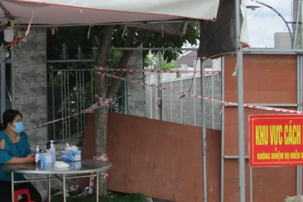 Phong tỏa khu vực nhà anh D. tại xã Lợi Bình Nhơn với quy mô là 125 nhân khẩu đang sinh sống tại 34 hộ.