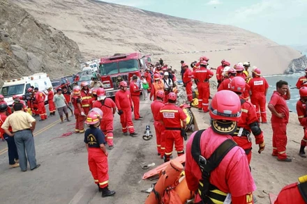 Nhân viên cứu nạn tại hiện trường một vụ tai nạn ở Peru. (Ảnh: Getty Images)