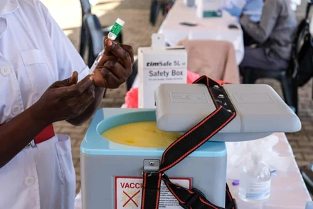 Nhân viên y tế chuẩn bị mũi tiêm vaccine ngừa Covid-19 tại Uganda. (Ảnh: Tân Hoa xã)