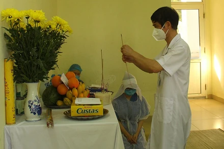 Bệnh viện đã lập một bàn thờ vọng để điều dưỡng viên Hà Thị Trinh có thể bái vọng mẹ.