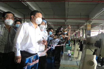 Phó Chủ tịch UBND thành phố Hồ Chí Minh Dương Anh Đức kiểm tra công tác phòng dịch tại một khu vực nhà xưởng của Công ty TNHH PouYuen Việt Nam.
