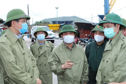 Bí thư Tỉnh ủy Thanh Hóa trao đổi, chỉ đạo lực lượng chức năng tổ chức tìm kiếm ngư dân còn mất tích.