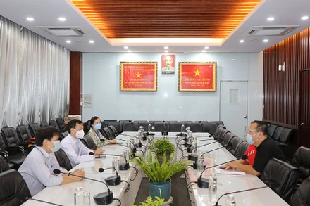 Bệnh viện Chợ Rẫy trao đổi với ông Nguyễn Tất Thắng- Giám đốc Tiếp thị và Truyền thông CLB Bóng đá Hoàng Anh Gia Lai. Ảnh: Bệnh viện cung cấp.