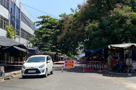 Đoạn đường Ngô Quyền vào chợ trung tâm thành phố Tuy Hòa đoạn từ Trần Hưng Đạo đến Lê Lợi đã bị phong tỏa.