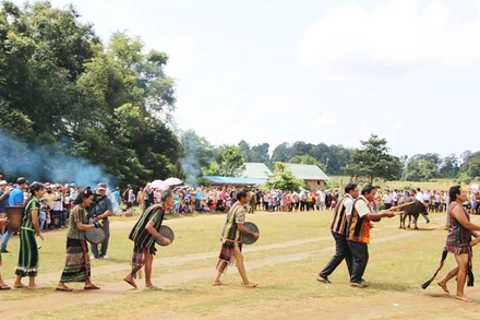 Đồng bào dân tộc XTiêng biểu diễn cồng chiêng trong lễ hội.