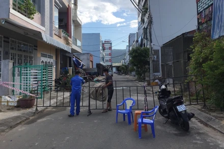 Lực lượng chức năng phong tỏa mềm các đường vào cảng cá Thọ Quang.