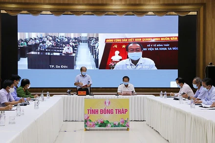 Phó Chủ tịch Ủy ban nhân dân tỉnh Đồng Tháp Đoàn Tấn Bửu chỉ đạo tại cuộc họp khẩn.