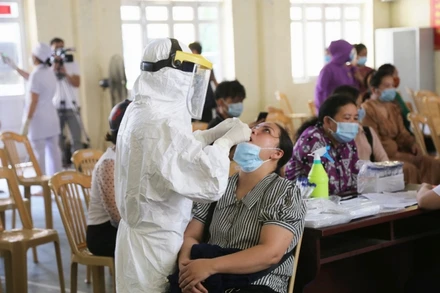 Lấy mẫu xét nghiệm F1, F2 liên quan ca nhiễm Covid-19 ở TP Lào Cai, phát hiện chiều 17-6.