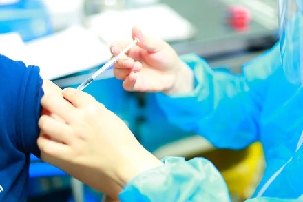 Nhiều địa phương đã và đang triển khai tiêm vaccine cho người dân để nhanh chóng kiểm soát dịch bệnh. Ảnh: Khánh Đoàn