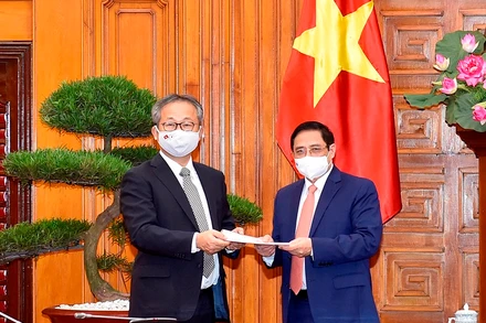 Đại sứ Nhật Bản Yamada Takio chuyển thông điệp của Thủ tướng Nhật Bản Suga Yoshihide gửi Thủ tướng Phạm Minh Chính về việc Chính phủ Nhật Bản quyết định hỗ trợ Việt Nam 1 triệu liều vaccine phòng Covid-19.