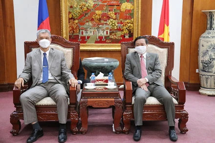 Đồng chí Anouphab Tounalom (trái) nhấn mạnh món quà là tấm lòng, tình cảm chân thành của Đảng bộ, chính quyền, nhân dân Thủ đô Vientiane, chiều 25-6.