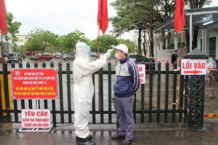 Kiểm tra thân nhiệt tại Bệnh viện Đa khoa Khu vực Cẩm Phả.