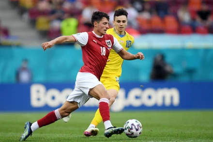 Ukraine (áo vàng) thi đấu nỗ lực nuôi hy vọng đi tiếp. (Ảnh: UEFA)