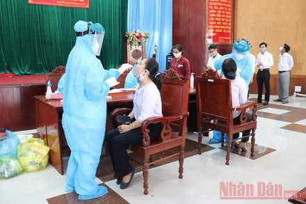 Tập trung lấy mẫu xét nghiệm truy vết tại nhiều địa phương có ca dương tính với Covid-19.