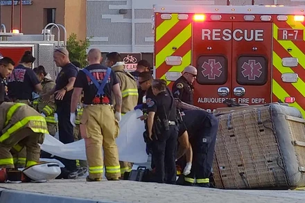 Lực lượng cứu nạn làm việc tại hiện trường ở TP Albuquerque, bang New Mexico. (Ảnh: AP)