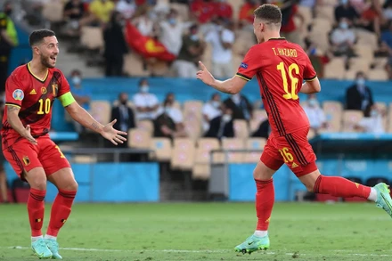 Hai anh em nhà Hazard ăn mừng bàn thắng vào lưới Bồ Đào Nha, giúp Bỉ thẳng tiến vào tứ kết Euro 2020. (Ảnh: UEFA)