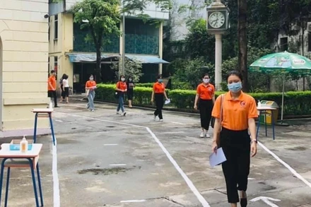 Diễn tập phòng, chống dịch Covid-19 chuẩn bị cho kỳ thi vào lớp 10 tại Trường THPT Phan Đình Phùng, Hà Nội 