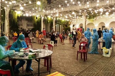 Ngành y tế lấy mẫu xét nghiệm sàng lọc SARS-CoV-2 tại khu dân cư ở quận Gò Vấp.  (Ảnh: Phương Hoa)