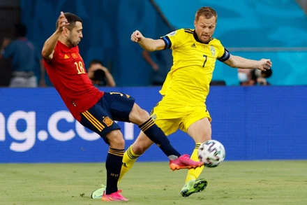 Pha tranh bóng của cầu thủ hai đội trong trận đấu. (Ảnh: TheTelegraph)