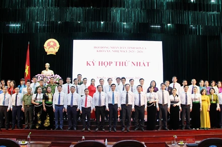 Các đại biểu Hội đồng nhân dân tỉnh Sơn La tại kỳ họp thứ nhất.