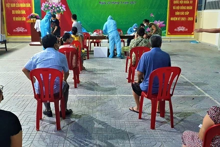 Thành phố Vinh tiến hành lấy mẫu test nhanh toàn thành phố.
