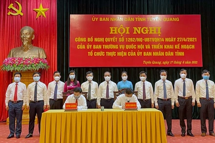 Lãnh đạo tỉnh Tuyên Quang chứng kiến lễ ký bàn giao trách nhiệm quản lý giữa huyện Chiêm Hóa và huyện Lâm Bình.