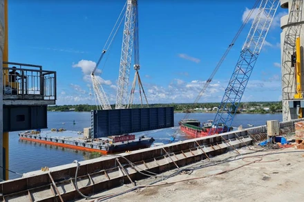 Lắp đặt cửa van cuối cùng Dự án cống Cái Lớn.