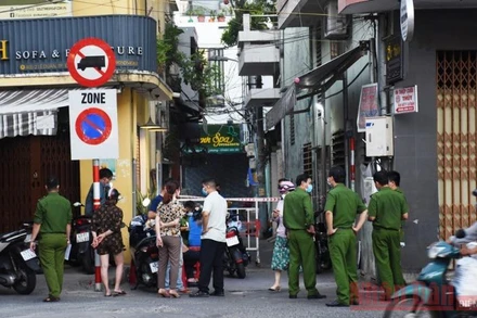 Lực lượng chức năng phong tỏa khu vực bệnh nhân N.V.H nghi mắc Covid-19 sinh sống chiều tối nay, 18-6.