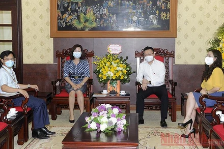 Đoàn Học viện Báo chí và Tuyên truyền tới thăm và chúc mừng Báo Nhân Dân nhân ngày 21-6. (Ảnh: ĐĂNG KHOA)