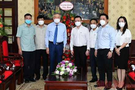 Đồng chí Nguyễn Hòa Bình, Ủy viên Bộ Chính trị, Bí thư Trung ương Đảng, Chánh án Tòa án Nhân dân tối cao chúc mừng tập thể những người làm Báo Nhân Dân. (ẢNH: THỦY NGUYÊN)