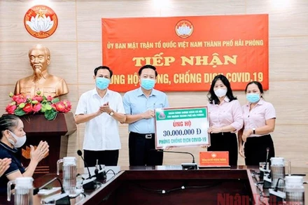 Tiếp nhận ủng hộ của Ngân hàng chính sách xã hội Chi nhánh TP Hải Phòng.