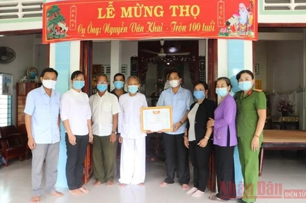 Chủ tịch Ủy ban MTTQ Việt Nam tỉnh Đồng Tháp Lê Thành Công tặng Bằng khen của Ủy ban MTTQ Việt Nam tỉnh cho cụ Nguyễn Văn Khai.