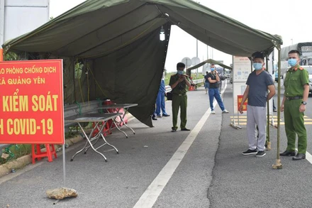 Công an thị xã Quảng Yên phối hợp với lực lượng chức năng triển khai lực lượng tại chốt kiểm soát.