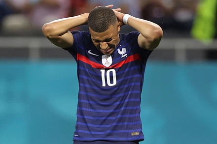 Kylian Mbappe đau khổ sau cú sút luân lưu hỏng ăn trước Thụy Sĩ. (Ảnh: Sky Sports)