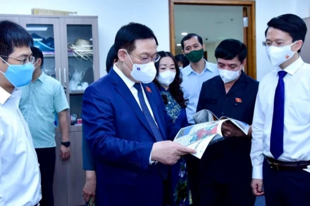 Chủ tịch Quốc hội Vương Đình Huệ xem ấn phẩm của báo Đại biểu nhân dân.
