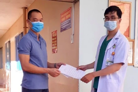 Bệnh nhân 6601 hoàn thành thời gian cách ly y tế được trao giấy ra viện.