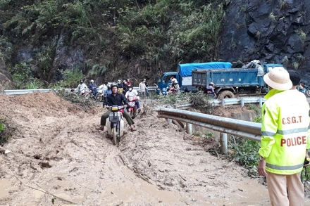 Trong đêm qua và sáng 10-6, tại huyện Trạm Tấu (Yên Bái) có mưa to kéo dài nhiều giờ.