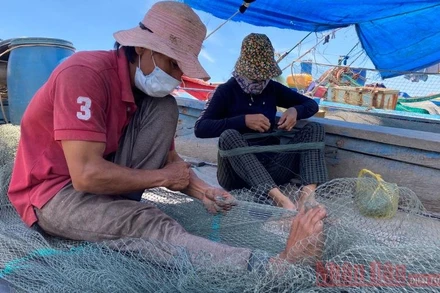 Bị “kẹt” tại vùng tâm dịch, vợ chồng chị Nguyễn Thị Lụa và anh Võ Văn Lao ở xã Nghĩa An, TP Quảng Ngãi được sự hỗ trợ nhu yếu phẩm của các chiến sĩ biên phòng cảng Sa Huỳnh và phường Phổ Thạnh vượt qua những ngày khó khăn.