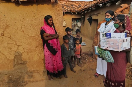 Nhân viên y tế vận động người dân tại làng Jamsoti, bang Uttar Pradesh, Ấn Độ, tiêm vaccine ngừa Covid-19. (Ảnh: AP)