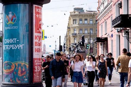 Đường phố Saint Petersburg trang trí cờ Euro 2020. (Ảnh: THANH THỂ)