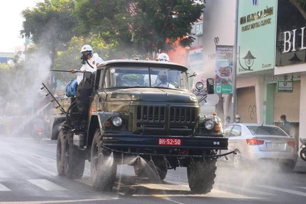 Phun tại vùng phong tỏa, cách ly y tế tại vực tam giác đường Lê Duẩn - Hoàng Hoa Thám - Lý Thái Tổ. (Ảnh: ANH ĐÀO)