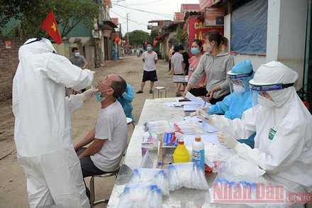 Lấy mẫu xét nghiệm Covid-19 tại huyện Đông Anh, Hà Nội (Ảnh: Duy Linh).