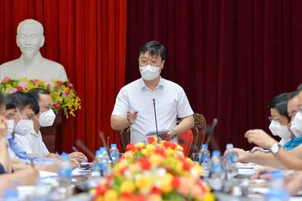 Ban chỉ đạo phòng, chống dịch Covid-19 tỉnh Nghệ An họp khẩn trong khuya 15-6. (Ảnh Thành Cường)