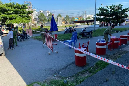 Lực lượng chức năng căng dây, khoanh vùng cách ly siêu thị Big C Đồng Nai.